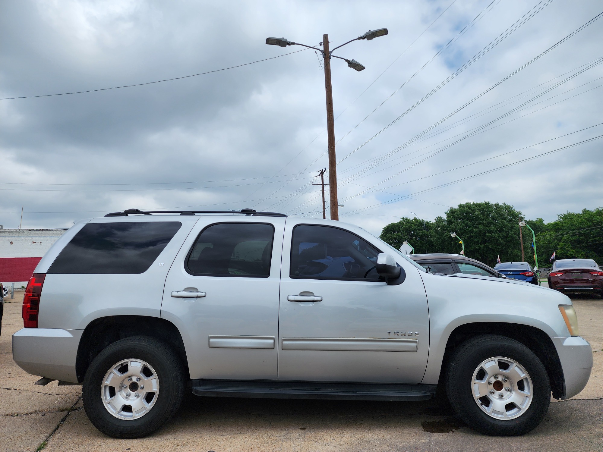 2011 SILVER /BLACK CHEVROLET TAHOE LT LT (1GNSCBE02BR) , AUTO transmission, located at 2660 S.Garland Avenue	, Garland, TX, 75041, (469) 298-3118, 32.885387, -96.656776 - Photo #4